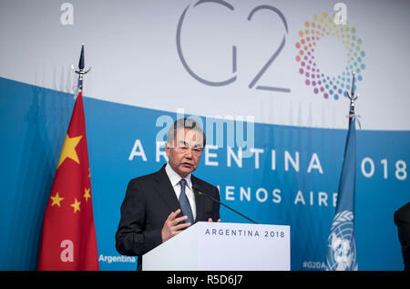 (181130) - BUENOS AIRES, November 30, 2018 (Xinhua) - die chinesischen Staatsrat und Außenminister Wang Yi spricht auf einer Pressekonferenz in Buenos Aires, Argentinien, am 07.11.30., 2018. Alle Nationen sollen Verantwortung übernehmen, Aktion und Koordination in der multilaterale Prozess bei der Bewältigung des Klimawandels stärken, chinesischen Staatsrat und Außenminister Wang Yi sagte, hier am Freitag in einem dreiseitigen Treffen mit dem französischen Außenminister Jean-Yves Le Drian und Generalsekretär der Vereinten Nationen, Antonio Guterres am Rande der Gruppe der 20 (G 20) Gipfel. (Xinhua / Fei Maohua) Stockfoto