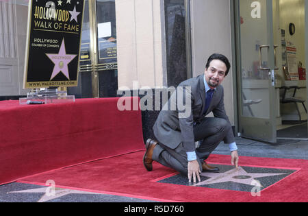 Los Angeles, Kalifornien, USA. 30 Nov, 2018. Entertainer Lin-Manuel Miranda besucht seinen Stern auf dem Hollywood Walk of Fame Star, wo er den Empfänger der 2.652 nd Stern auf dem Hollywood Walk of Fame in der Kategorie Live Theater am 30. November 2018 in Los Angeles. Credit: Ringo Chiu/ZUMA Draht/Alamy leben Nachrichten Stockfoto