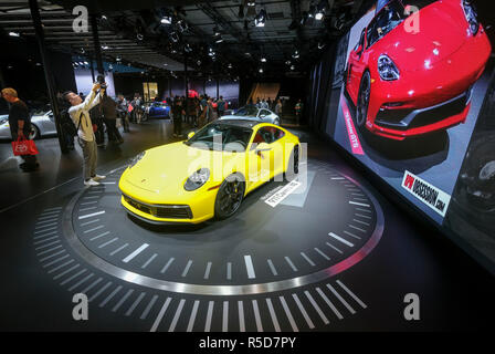 Los Angeles, USA. 30 Nov, 2018. Besucher Blick auf den neuen Porsche 911 Carrera 4S am Eröffnungstag der Los Angeles (LA) Auto Show in Los Angeles, USA, Nov. 30, 2018. Die 2018 LA Auto Show begann mit 1.000 Fahrzeugen auf Anzeige, Probefahrt Möglichkeiten, verschiedene Erfahrungen und berühmtheitaussehen. Die Ausstellung wird für die Öffentlichkeit zugänglich bleiben, bis Dez. 9. Credit: Zhao Hanrong/Xinhua/Alamy leben Nachrichten Stockfoto