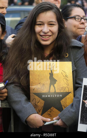 Los Angeles, Kalifornien, USA. 30 Nov, 2018. Fans besuchen Entertainer Lin-Manuel Miranda's star Zeremonie auf dem Hollywood Walk of Fame Star, wo er den Empfänger der 2.652 nd Stern auf dem Hollywood Walk of Fame in der Kategorie Live Theater am 30. November 2018 in Los Angeles. Credit: Ringo Chiu/ZUMA Draht/Alamy leben Nachrichten Stockfoto