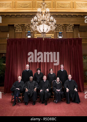 November 30, 2018 - Washington, District of Columbia, USA - Der Richter des Supreme Court darstellen für Ihre offizielle Gruppenportrait in der Oberste Gerichtshof am 30. November 2018 in Washington, DC, sitzend von links: Associate Justice Stephen Breyer, Associate Justice Clarence Thomas, Chief Justice John G. Roberts, Associate Gerechtigkeit Ruth Bader Ginsburg und Associate Justice Samuel Alito, Jr. Hinter von Links: Zuordnen von Gerechtigkeit Neil Gorsuch, Associate Justice Sonia Sotomayor, Associate Justice Elena Kagan und Associate Justice Brett M. Kavanaugh. Credit: Kevin Dietsch/Pool über CNP (Credit Ima Stockfoto