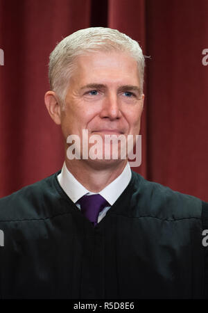 Washington, Vereinigte Staaten von Amerika. 30 Nov, 2018. Mitarbeiter des Obersten Gerichtshofes Neil M. Gorsuch stellt während der offiziellen Oberste Gerichtshof Gruppe Portrait an der Oberste Gerichtshof am 30. November 2018 in Washington, DC Quelle: Kevin Dietsch/Pool über CNP | Verwendung der weltweiten Kredit: dpa/Alamy leben Nachrichten Stockfoto