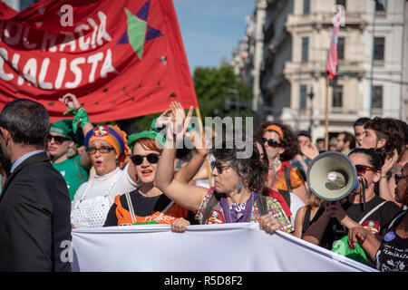 Buenos Aires, Argentinien. 30 Nov, 2018. Nov 30, 2018 - Buenos Aires, Argentinien - Hunderttausende von anti-kapitalistischen und andere Demonstranten marschierten durch die argentinische Hauptstadt Buenos Aires am Freitag gegen den G20-Gipfel. Credit: Maximiliano Ramos/ZUMA Draht/Alamy leben Nachrichten Stockfoto