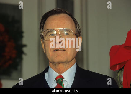 30. November 2018. *** Foto *** George H.W. Bush ist Vergangen, Washington DC., USA, 24. Dezember 1988 neu gewählten Präsidenten George H.W. Bush stellt für Fotos im Norden Lobby des Weißen Hauses, die für Weihnachten dekoriert ist. Credit: Mark Reinstein/MediaPunch Credit: MediaPunch Inc/Alamy Live News Credit: MediaPunch Inc/Alamy Live News Credit: MediaPunch Inc/Alamy leben Nachrichten Stockfoto