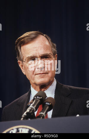 30. November 2018. *** Foto *** George H.W. Bush ist Vergangen, Washington DC., USA, 7. Dezember 1988 Vizepräsidenten George H.W. Busch liefert Rede auf Pearl Harbor Tag der Kriegsveteranen. Credit: Mark Reinstein/MediaPunch Credit: MediaPunch Inc/Alamy Live News Credit: MediaPunch Inc/Alamy Live News Credit: MediaPunch Inc/Alamy leben Nachrichten Stockfoto