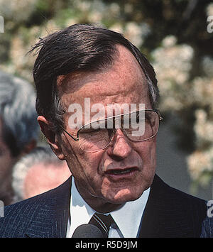 30. November 2018. *** Foto *** George H.W. Bush ist Vergangen Washington, DC., USA, April 14, 1989 Präsident George H.W. Bush seine Erläuterungen liefert nach der Unterzeichnung des Überparteilichen Budget Argeement, im Rosengarten. Credit: Mark Reinstein/MediaPunch Credit: MediaPunch Inc/Alamy Live News Credit: MediaPunch Inc/Alamy Live News Credit: MediaPunch Inc/Alamy leben Nachrichten Stockfoto