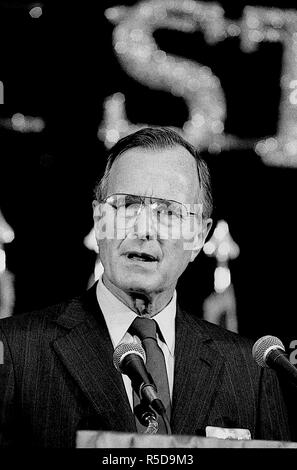 30. November 2018. *** Foto *** George H.W. Bush ist Vergangen Chicago, Illinois, USA, August 22, 1988 Vizepräsident George H.W. Bush Adressen die Kriegsveteranen auf ihrem Parteitag in Chicago Credit: Mark Reinstein/MediaPunch Credit: MediaPunch Inc/Alamy Live News Credit: MediaPunch Inc/Alamy Live News Credit: MediaPunch Inc/Alamy leben Nachrichten Stockfoto