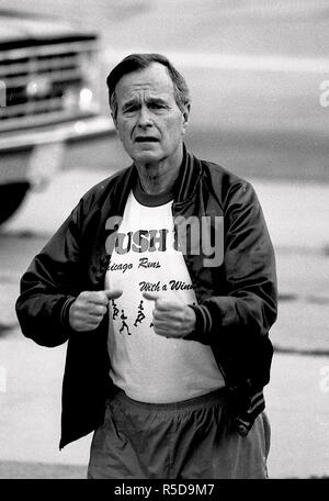 30. November 2018. *** Foto *** George H.W. Bush ist Vergangen Chicago, Illinois, USA, August 22, 1988 Vizepräsident George H.W. Bush geht Joggen im Grant Park, Chicago, während einer Kampagne Schwingen durch den Staat Illinois. Credit: Mark Reinstein/MediaPunch Credit: MediaPunch Inc/Alamy Live News Credit: MediaPunch Inc/Alamy Live News Credit: MediaPunch Inc/Alamy leben Nachrichten Stockfoto