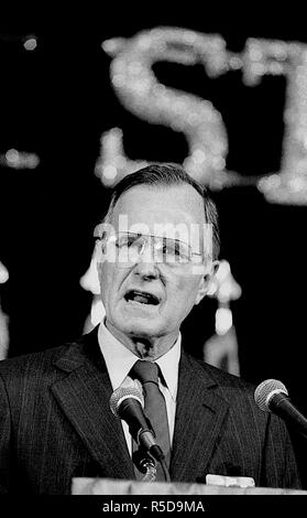 30. November 2018. *** Foto *** George H.W. Bush ist Vergangen Chicago, Illinois, USA, August 22, 1988 Vizepräsident George H.W. Bush Adressen die Kriegsveteranen auf ihrem Parteitag in Chicago Credit: Mark Reinstein/MediaPunch Credit: MediaPunch Inc/Alamy Live News Credit: MediaPunch Inc/Alamy Live News Credit: MediaPunch Inc/Alamy leben Nachrichten Stockfoto