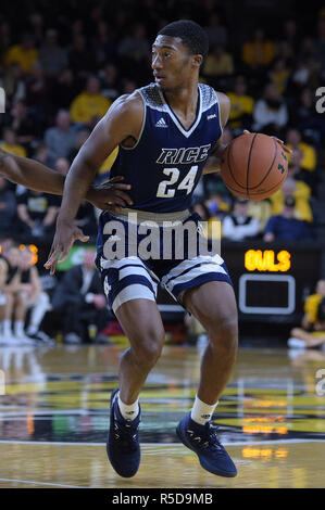 Wichita, Kansas, USA. 25 Nov, 2018. Reis Eulen guard Chris Mullins (24) übernimmt die Kugel während der NCAA Basketball Spiel zwischen den Reis Eulen und die Wichita State Shockers an Charles Koch Arena in Wichita, Kansas. Kendall Shaw/CSM/Alamy leben Nachrichten Stockfoto