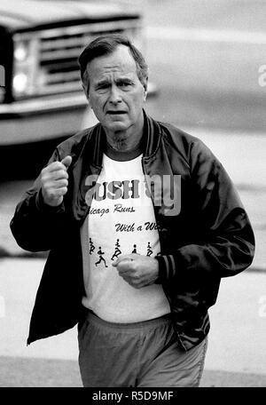 30. November 2018. *** Foto *** George H.W. Bush ist Vergangen Chicago, Illinois, USA, August 22, 1988 Vizepräsident George H.W. Bush wird fertig, Joggen im Grant Park, Chicago gehen, während auf einer Kampagne Schwingen durch den Staat Illinois. Credit: Mark Reinstein/MediaPunch Credit: MediaPunch Inc/Alamy Live News Credit: MediaPunch Inc/Alamy Live News Credit: MediaPunch Inc/Alamy leben Nachrichten Stockfoto