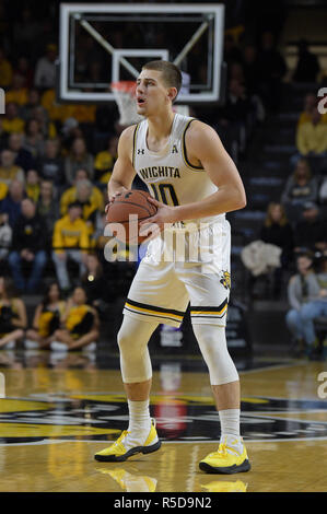 Wichita, Kansas, USA. 25 Nov, 2018. Wichita Zustand Shockers guard Erik Stevenson (10) sieht aus wie ein Pass während der NCAA Basketball Spiel zwischen den Reis Eulen und die Wichita State Shockers an Charles Koch Arena in Wichita, Kansas zu machen. Kendall Shaw/CSM/Alamy leben Nachrichten Stockfoto