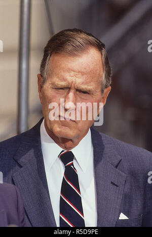 30. November 2018. *** Foto *** George H.W. Bush hat in Washington, DC. 1991 Präsident George H.W. Bush denkt über eine Frage von einem Reporter außerhalb der südlichen Einfahrt zum Weißen Haus. Credit: Mark Reinstein Credit: Mark Reinstein/MediaPunch Credit: MediaPunch Inc/Alamy Live News Credit: MediaPunch Inc/Alamy Live News Credit: MediaPunch Inc/Alamy leben Nachrichten Stockfoto