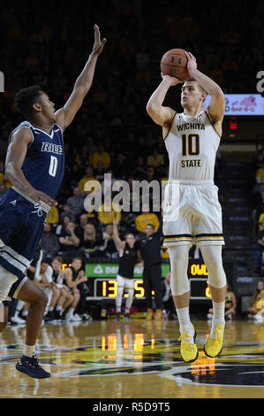 Wichita, Kansas, USA. 25 Nov, 2018. Wichita Zustand Shockers guard Erik Stevenson (10) schießt zum Jump während der NCAA Basketball Spiel zwischen den Reis Eulen und die Wichita State Shockers an Charles Koch Arena in Wichita, Kansas. Kendall Shaw/CSM/Alamy leben Nachrichten Stockfoto