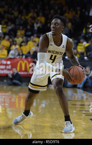 Wichita, Kansas, USA. 25 Nov, 2018. Wichita Zustand Shockers guard Samajae Haynes-Jones (4) sieht die Kugel während der NCAA Basketball Spiel zwischen den Reis Eulen und die Wichita State Shockers an Charles Koch Arena in Wichita, Kansas. Kendall Shaw/CSM/Alamy leben Nachrichten Stockfoto