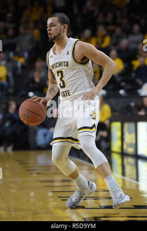 Wichita, Kansas, USA. 25 Nov, 2018. Wichita Zustand Shockers guard Ricky Torres (3) übernimmt den Ball während der NCAA Basketball Spiel zwischen den Reis Eulen und die Wichita State Shockers an Charles Koch Arena in Wichita, Kansas. Kendall Shaw/CSM/Alamy leben Nachrichten Stockfoto