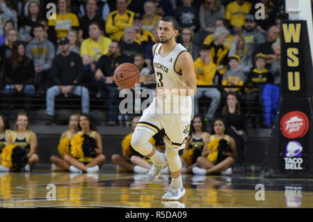 Wichita, Kansas, USA. 25 Nov, 2018. Wichita Zustand Shockers guard Ricky Torres (3) bringt die Kugel oben Gericht während der NCAA Basketball Spiel zwischen den Reis Eulen und die Wichita State Shockers an Charles Koch Arena in Wichita, Kansas. Kendall Shaw/CSM/Alamy leben Nachrichten Stockfoto