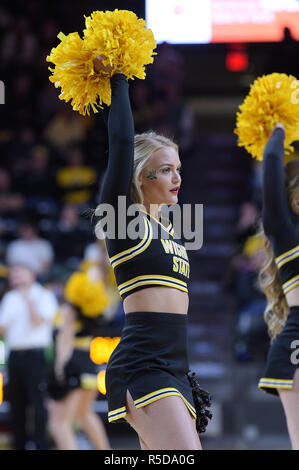 Wichita, Kansas, USA. 25 Nov, 2018. Ein Wichita Zustand Shockers Cheerleader führt während der NCAA Basketball Spiel zwischen den Reis Eulen und die Wichita State Shockers an Charles Koch Arena in Wichita, Kansas. Kendall Shaw/CSM/Alamy leben Nachrichten Stockfoto