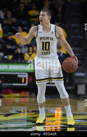 Wichita, Kansas, USA. 25 Nov, 2018. Wichita Zustand Shockers guard Erik Stevenson (10) leitet die Handlung während der NCAA Basketball Spiel zwischen den Reis Eulen und die Wichita State Shockers an Charles Koch Arena in Wichita, Kansas. Kendall Shaw/CSM/Alamy leben Nachrichten Stockfoto