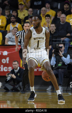 Wichita, Kansas, USA. 25 Nov, 2018. Wichita Zustand Shockers vorwärts Markis McDuffie (1) dribbelt hinter seinem Rücken während der NCAA Basketball Spiel zwischen den Reis Eulen und die Wichita State Shockers an Charles Koch Arena in Wichita, Kansas. Kendall Shaw/CSM/Alamy leben Nachrichten Stockfoto