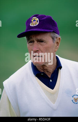 *** Foto *** George H.W. Bush hat in Camp Springs, Maryland, USA, November 3,1991 Präsident George H.W. übergeben Bush spielt Golf an der Andrews Air Force Base, im südlichen Maryland. Präsident Bush versucht, den Pool Reporter über seine Kerbe heute, um auf dem Golfkurs zu erzählen. Credit: Mark Reinstein/MediaPunch Credit: MediaPunch Inc/Alamy leben Nachrichten Stockfoto