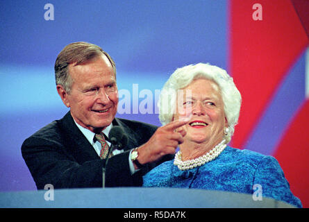 *** Foto *** George H.W. Bush ist Vergangen ehemaligen Präsidenten der Vereinigten Staaten George H.W. Bush, Links, und ehemalige First Lady Barbara Bush, rechts, auf das Podium der Republican National Convention 1996 an der San Diego Convention Center in San Diego, Kalifornien, am 12. August 1996. Credit: Ron Sachs/CNP/MediaPunch Credit: MediaPunch Inc/Alamy leben Nachrichten Stockfoto