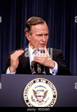 *** Foto *** George H.W. Bush hat vom Präsidenten der Vereinigten Staaten bestanden-Präsidenten George H.W. Bush kündigt er benannt hat, Admiral a.d. James D. Watkins als Sekretär von Energie und ehemalige Bildungsminister William J. Bennett in der neu geschaffenen Position des "drug Czar "Krieg der Bundesregierung auf Drogen zu koordinieren, in Washington, DC am 12. Januar 1989. Credit: Arnie Sachs/CNP/MediaPunch Credit: MediaPunch Inc/Alamy leben Nachrichten Stockfoto