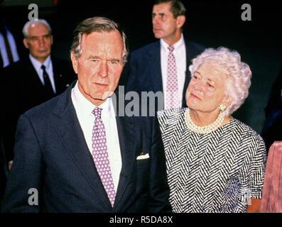 *** Foto *** George H.W. Bush ist Vergangen United States Präsident George H.W. Bush hält eine improvisierte Pressekonferenz mit Präsident Michail Gorbatschow, der Union der Sozialistischen Sowjetrepubliken nach dem Tag der Gespräche in Camp David, der Präsidentenrückzug in der Nähe von Guymon, Maryland am Samstag, 2. Juni 1990. Es war der Abschluss von drei Tagen Gespräche zwischen den beiden Führern. First Lady Barbara Bush sieht auf der rechten Seite. Credit: Ron Sachs/CNP/MediaPunch Credit: MediaPunch Inc/Alamy leben Nachrichten Stockfoto