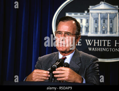 Präsidenten der Vereinigten Staaten George H.W. Bush hält eine Pressekonferenz über die Krise im Irak in der Brady Press Briefing Room im Weißen Haus in Washington, DC am 17. August 1990. Credit: Howard L. Sachs/CNP - KEINE LEITUNG SERVICE - Foto: Howard L. Sachs/Konsolidierte/dpa | Verwendung weltweit Stockfoto