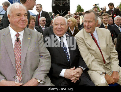 Geisa, Deutschland. 17 Juni, 2005. Archiv - L-R: Der frühere deutsche Bundeskanzler Helmut Kohl (CDU), der ehemalige Präsident der Sowjetunion Michail Gorbatschow, und der ehemalige Präsident der Vereinigten Staaten George Bush Senior bei einer Preisverleihung in Geisa, Deutschland, 17. Juni 2005. Kohl starb im Alter von 87 Jahren in seinem Haus auf den 16. Juni 2017. Die Deutsche Presse Agentur war der Nachrichten durch Kohls Anwalt informiert. Credit: Fabrizio Bensch/REUTERS/dpa | Verwendung weltweit/dpa/Alamy leben Nachrichten Stockfoto