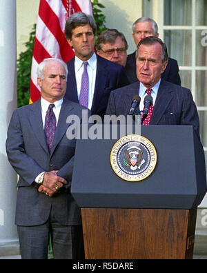 Washington, DC - (Datei)--US-Präsident George H.W. Bush verkündet, daß die Regierung von Vietnam bereit erklärt hat, alle Informationen, einschließlich Fotos, Artefakte und militärischen Dokumenten auf USA Kriegsgefangen (POWs) und die fehlenden in Aktion (MIAs) im Rose Garden des weißen Hauses auf Freitag, 23. Oktober 1992 zur Verfügung stellen. Im Bild von links nach rechts: US-Senator John McCain (Republikaner von Arizona); Senator der Vereinigten Staaten John F. Kerry (Demokrat von Massachusetts); Vereinigte Staaten Staatssekretär Lawrence Eagleburger; Director of Central Intelligence Robert M. Stockfoto