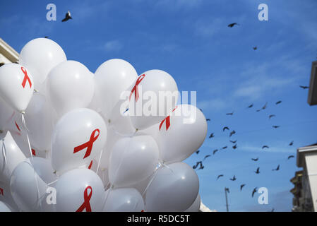 Thessaloniki, Griechenland. 1. Dez, 2018. Luftballons mit dem Red Ribbon Symbol auf Ihnen. Das Griechische Zentrum für die Prävention und die Kontrolle von Krankheiten organisiert eine informative Veranstaltung zum Welt-AIDS-Tag 2018, um das Bewusstsein für die AIDS-Pandemie durch die Ausbreitung der HIV-Infektion zu erhöhen. Credit: Giannis Papanikos/ZUMA Draht/Alamy leben Nachrichten Stockfoto