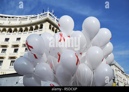 Thessaloniki, Griechenland. 1. Dez, 2018. Luftballons mit dem Red Ribbon Symbol auf Ihnen. Das Griechische Zentrum für die Prävention und die Kontrolle von Krankheiten organisiert eine informative Veranstaltung zum Welt-AIDS-Tag 2018, um das Bewusstsein für die AIDS-Pandemie durch die Ausbreitung der HIV-Infektion zu erhöhen. Credit: Giannis Papanikos/ZUMA Draht/Alamy leben Nachrichten Stockfoto