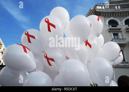 Thessaloniki, Griechenland. 1. Dez, 2018. Luftballons mit dem Red Ribbon Symbol auf Ihnen. Das Griechische Zentrum für die Prävention und die Kontrolle von Krankheiten organisiert eine informative Veranstaltung zum Welt-AIDS-Tag 2018, um das Bewusstsein für die AIDS-Pandemie durch die Ausbreitung der HIV-Infektion zu erhöhen. Credit: Giannis Papanikos/ZUMA Draht/Alamy leben Nachrichten Stockfoto