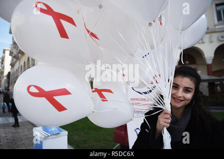 Thessaloniki, Griechenland. 1. Dez, 2018. Ein Mädchen hält Luftballons mit dem Red Ribbon Symbol auf Ihnen. Das Griechische Zentrum für die Prävention und die Kontrolle von Krankheiten organisiert eine informative Veranstaltung zum Welt-AIDS-Tag 2018, um das Bewusstsein für die AIDS-Pandemie durch die Ausbreitung der HIV-Infektion zu erhöhen. Credit: Giannis Papanikos/ZUMA Draht/Alamy leben Nachrichten Stockfoto