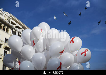 Thessaloniki, Griechenland. 1. Dez, 2018. Luftballons mit dem Red Ribbon Symbol auf Ihnen. Das Griechische Zentrum für die Prävention und die Kontrolle von Krankheiten organisiert eine informative Veranstaltung zum Welt-AIDS-Tag 2018, um das Bewusstsein für die AIDS-Pandemie durch die Ausbreitung der HIV-Infektion zu erhöhen. Credit: Giannis Papanikos/ZUMA Draht/Alamy leben Nachrichten Stockfoto