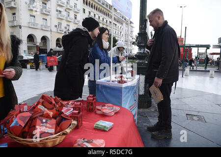 Thessaloniki, Griechenland. 1. Dez, 2018. Mitglieder des Griechischen Zentrums für die Prävention und die Kontrolle von Krankheiten, verteilen Kondome und Informationsmaterial. Das Griechische Zentrum für die Prävention und die Kontrolle von Krankheiten organisiert eine informative Veranstaltung zum Welt-AIDS-Tag 2018, um das Bewusstsein für die AIDS-Pandemie durch die Ausbreitung der HIV-Infektion zu erhöhen. Credit: Giannis Papanikos/ZUMA Draht/Alamy leben Nachrichten Stockfoto