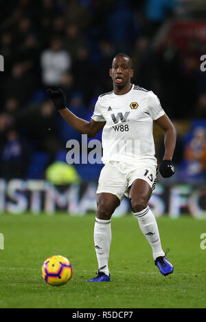 Cardiff Uk 30 November 2018 Adama Traore Der Wolverhampton Wanderers Schirmt Den Ball Vom Sol Bamba Von Cardiff City Premier League Match Cardiff City V Wolverhampton Wanderers In Cardiff City Stadium Am