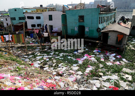 Dhaka, Bangladesch, 30. November 2018. Plastik Müll in der verschmutzten Fluss Buriganga in Dhaka, Bangladesch, am 30. November 2018. Bangladesch hat angeblich 10 aus den Top 20 Kunststoff Verursacher in die Welt mit dem Fluss Buriganga geordnet bekannt als eine der am meisten verschmutzten Flüsse im Land wegen des zügellosen Dumping von Industrie- und menschlichen Abfall. Credit: Mamunur Rashid/Alamy leben Nachrichten Stockfoto