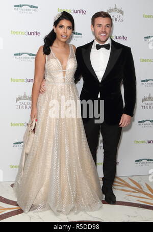 London, Großbritannien. 30 Nov, 2018. Cara de la Hoyde und Nathan Massey am Teens vereinigen, Geschichten und Tiaras Gala im The Dorchester, Park Lane gesehen. Credit: Keith Mayhew/SOPA Images/ZUMA Draht/Alamy leben Nachrichten Stockfoto
