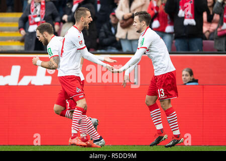 Köln, Deutschland, 01. Dezember 2018 Fussball: 2. Bundesliga 1. FC Köln - SpVgg Greuther Fürth, 15. Spieltag im RheinEnergieStadion. Kölner Torschütze Dominick Drexler (M) und Louis Schaub jubeln für die Leitung 1-0 nach dem Ziel. Links Köln Rafael Czichos. Wichtiger Hinweis: In Übereinstimmung mit den Anforderungen der DFL Deutsche Fußball Liga oder der DFB Deutscher Fußball-Bund ist es untersagt, zu verwenden oder verwendet Fotos im Stadion und/oder das Spiel in Form von Bildern und/oder Videos - wie Foto Sequenzen getroffen haben. Quelle: dpa Picture alliance/Alamy Quelle: dpa Bild allian Stockfoto