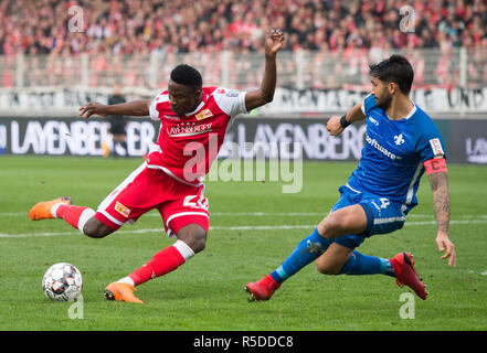 Berlin, Deutschland, 01. Dezember 2018. Berlin: Fußball, 2. Fussballbundesliga, 15. Spieltag: 1.FC Union Berlin - SV Darmstadt 98 im Stadion an der Alten Försterei. Gewerkschaften Suleiman Abdullahi (l) die Kugel spielt, das Ziel gegen Darmstadts Aytac Sulu. Credit: Annegret Hilse/dpa - WICHTIGER HINWEIS: In Übereinstimmung mit den Anforderungen der DFL Deutsche Fußball Liga oder der DFB Deutscher Fußball-Bund ist es untersagt, zu verwenden oder verwendet Fotos im Stadion und/oder das Spiel in Form von Bildern und/oder Videos - wie Foto Sequenzen getroffen haben./dpa/Alamy leben Nachrichten Stockfoto