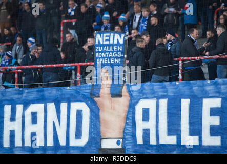 Berlin, Deutschland, 01. Dezember 2018. Berlin: Fußball, 2. Fussballbundesliga, 15. Spieltag: 1.FC Union Berlin - SV Darmstadt 98 im Stadion an der Alten Försterei. Die haupttribüne zeigt ein Transparent mit den Worten: "Nein zu allen Montag Spiele". Credit: Annegret Hilse/dpa - WICHTIGER HINWEIS: In Übereinstimmung mit den Anforderungen der DFL Deutsche Fußball Liga oder der DFB Deutscher Fußball-Bund ist es untersagt, zu verwenden oder verwendet Fotos im Stadion und/oder das Spiel in Form von Bildern und/oder Videos - wie Foto Sequenzen getroffen haben./dpa/Alamy leben Nachrichten Stockfoto