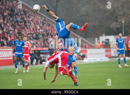 Berlin, Deutschland, 01. Dezember 2018. Berlin: Fußball, 2. Fussballbundesliga, 15. Spieltag: 1.FC Union Berlin - SV Darmstadt 98 im Stadion an der Alten Försterei. Darmstadts Aytac Sulu fällt über Gewerkschaften Felix Kroos. Credit: Annegret Hilse/dpa - WICHTIGER HINWEIS: In Übereinstimmung mit den Anforderungen der DFL Deutsche Fußball Liga oder der DFB Deutscher Fußball-Bund ist es untersagt, zu verwenden oder verwendet Fotos im Stadion und/oder das Spiel in Form von Bildern und/oder Videos - wie Foto Sequenzen getroffen haben./dpa/Alamy leben Nachrichten Stockfoto