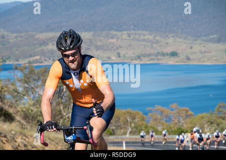 Osten Jindabyne, Australien - 1. Dezember 2018: Lächelnde Radfahrer geben Daumen oben auf einem Hügel Abschnitt neben Lake Jindabyne Credit: Blau Pebble/Alamy leben Nachrichten Stockfoto