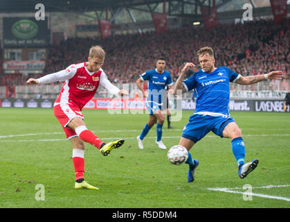 Berlin, Deutschland, 01. Dezember 2018. Berlin: Fußball, 2. Fussballbundesliga, 15. Spieltag: 1.FC Union Berlin - SV Darmstadt 98 im Stadion an der Alten Försterei. Gewerkschaften Sebastian Andersson Kerben das Ziel zu 2-0 gegen Darmstadts Marcel Franke (r) gewinnen. Credit: Annegret Hilse/dpa - WICHTIGER HINWEIS: In Übereinstimmung mit den Anforderungen der DFL Deutsche Fußball Liga oder der DFB Deutscher Fußball-Bund ist es untersagt, zu verwenden oder verwendet Fotos im Stadion und/oder das Spiel in Form von Bildern und/oder Videos - wie Foto Sequenzen getroffen haben./dpa/Alamy leben Nachrichten Stockfoto