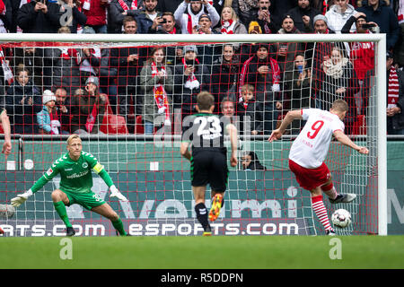 Köln, Deutschland, 01. Dezember 2018.: Fussball: 2. Bundesliga 1. FC Köln - SpVgg Greuther Fürth, 15. Spieltag im RheinEnergieStadion. Die Kölner Simon Terodde (r) wird ein Elfmeter gegen der Fürther Torhüter Sascha Burchert (l) mit dem Ergebnis 2:0. Paul Jaeckel in der Mitte von Fürth. Quelle: dpa Picture alliance/Alamy Leben Nachrichten Quelle: dpa Picture alliance/Alamy Leben Nachrichten Quelle: dpa Picture alliance/Alamy leben Nachrichten Stockfoto