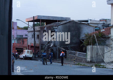 Sao Paulo, Brasilien. 30 Nov, 2018. Rettungskräfte an der Unfallstelle nach einem Kleinflugzeug abgestuerzt. Das Flugzeug stuerzte in ein Haus. Mindestens zwei Menschen wurden getötet. Credit: Warley Kenji/dpa/Alamy leben Nachrichten Stockfoto