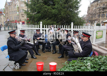 Sheffield, South Yorkshire, UK. 1. Dezember 2018. Die Heilsarmee Band spielt Weihnachtslieder außerhalb Sheffield Rathaus. Kredit Alamy Live News Credit: Alamy leben Nachrichten Stockfoto