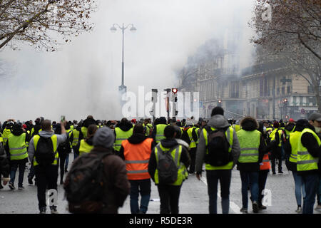 Paris, Frankreich, 01. Dezember 2018. Demonstranten Zusammentreffen mit Polizei im Zentrum von Paris, 1. Dezember 2018. 1. Dez, 2018. Die ''gelbe Weste'' Bewegung begann in ganz Frankreich gegen die Steuererhöhungen durch die längestrich Verwaltung vorgeschlagen, aber über mehrere Wochen gewachsen allgemeine Unzufriedenheit mit den Lebenshaltungskosten zu vertreten. Quelle: Michael Candelori/ZUMA Draht/Alamy leben Nachrichten Stockfoto